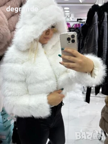 Бяло късо пухкаво палто с качулкка