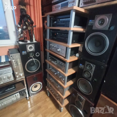 Стелаж за аудио техника на колела