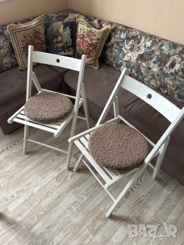 Два дървени стола