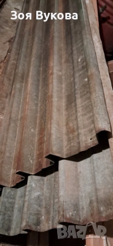 Продавам три броя поцинкована покривна ламарина, едната е нова. Цената е за трите ламарини.