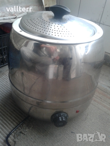 голям съд за греене храна,динамо ток,стойки със стяги,стари рибарски макари