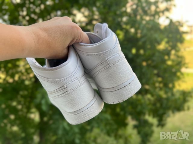 Jordan 1 Mid "Triple White" — номер 38, снимка 4 - Маратонки - 45888966