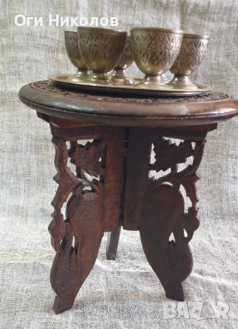 Стара арабска дървена масичка и комплект ръчноковани чаши с поднос