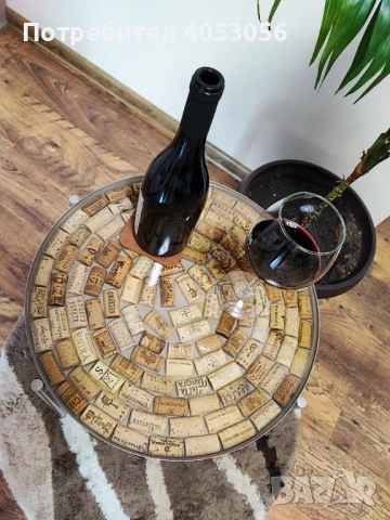 Кръгла маса от винени коркови тапи и епоксидна смола