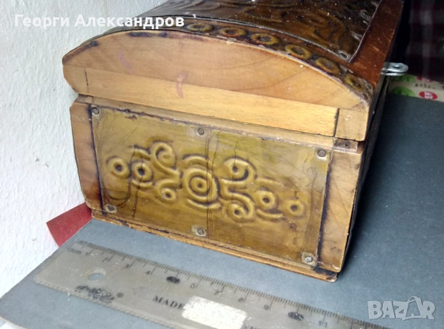 Стара ДЪРВЕНА КУТИЯ за БИЖУТА Тип РАКЛА с КРАСИВ МЕДЕН ОБКОВ, снимка 5 - Антикварни и старинни предмети - 54223102