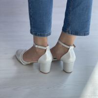 Елегантност с блясък: Изчистени дамски затворени сандали с ток и бляскав акцент, снимка 1 - Сандали - 45734734