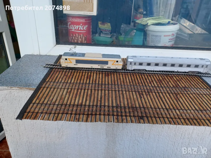 Електровоз с четриосен вагон, мащаб НО 1:87, снимка 1