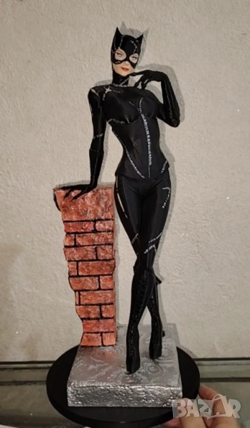 Фигурка на Catwoman/Жената котка около 50см, снимка 1