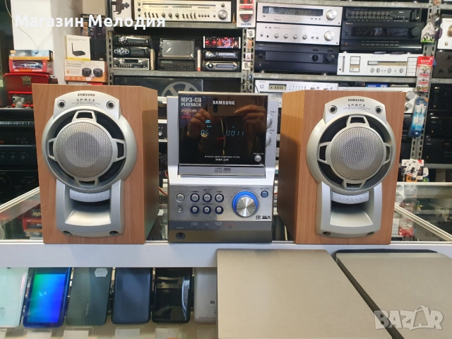 Аудиосистема Samsung MM-ZJ8 с две тонколони и дистанционно. Има ради, дуск, касета и aux. В отлично 