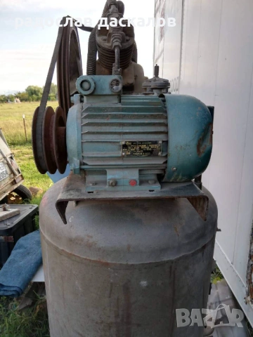 Компресор с ботилка 250л, снимка 2 - Други машини и части - 53567725