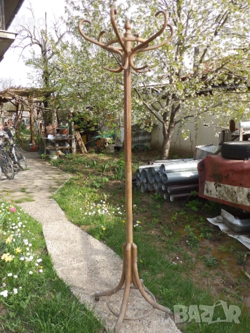 Стара дървена закачалка за дрехи 