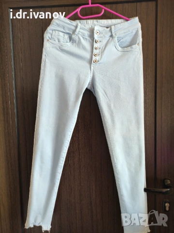 еластични светли дънки с външни копчета