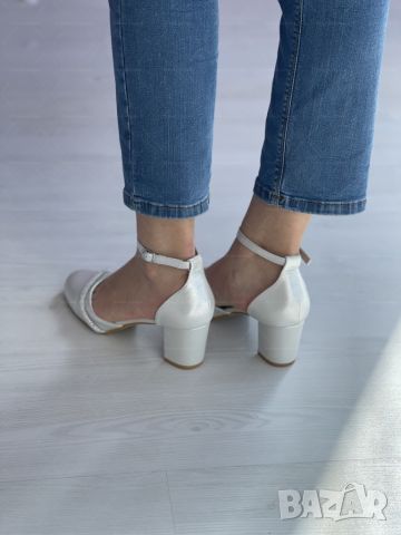 Елегантност с блясък: Изчистени дамски затворени сандали с ток и бляскав акцент