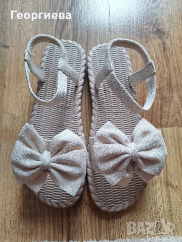 Продавам дамски сандали.