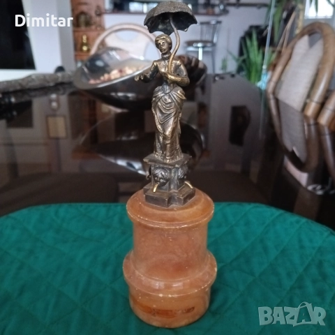 Бронзова статуетка на дама с чадър върху мраморна основа, Франция, начало на XX век