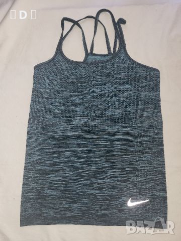 Nike  оригинален топ М, снимка 2 - Корсети, бюстиета, топове - 46510884