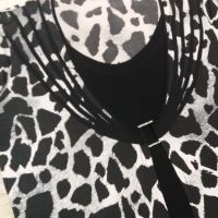 РАЗКОШНА блуза в черно-бял леопардов принт с катарама със сребристи камъчета , снимка 2 - Ризи - 45078240