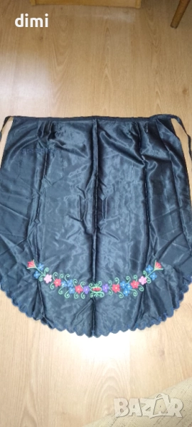 Автентични Сатенени Бродирани Престилки , снимка 1