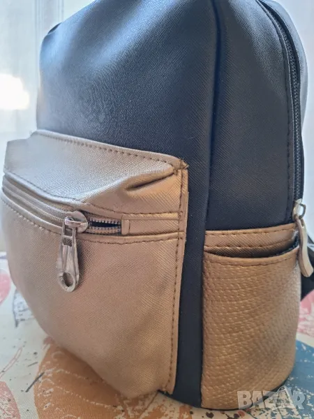 Дамска раница,среден размер,цвят черен и златист,като нова, снимка 1