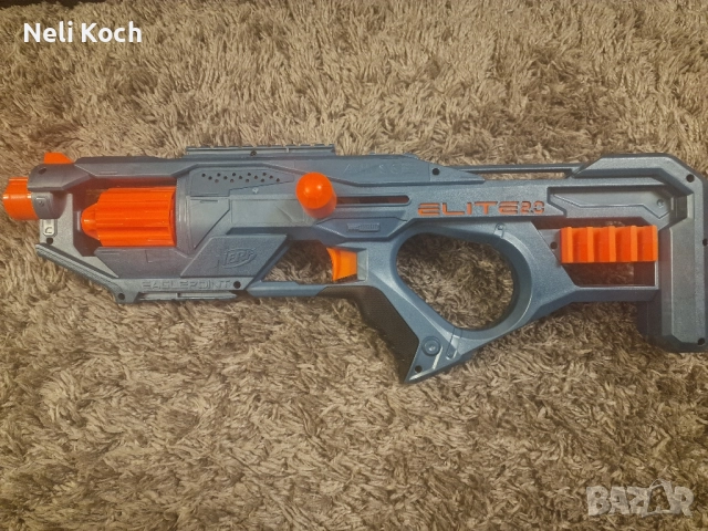 Нърф, с добавен удължител и оптичен прицелвач.