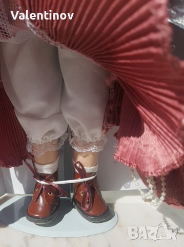Старинна порцеланова колекционерска кукла със стойка , снимка 5 - Кукли - 45729654