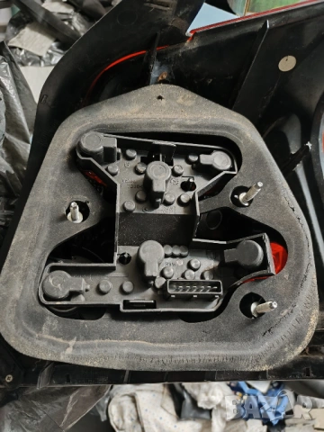 Заден стоп за тойота авенсис, снимка 2 - Части - 53702814