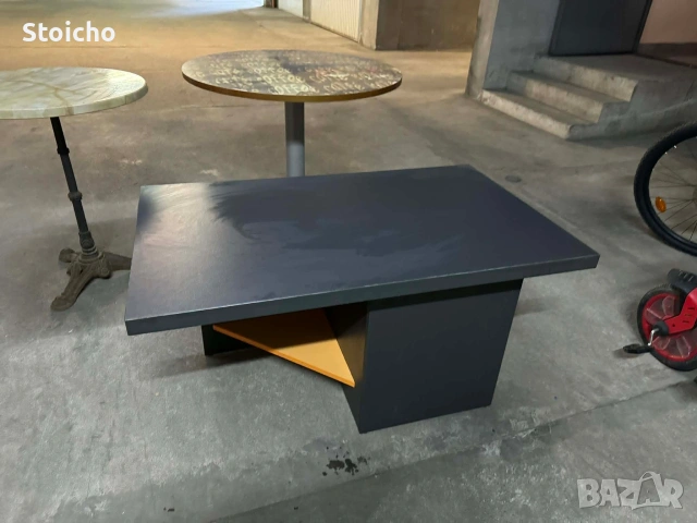 два броя маси, холна и трапезна 