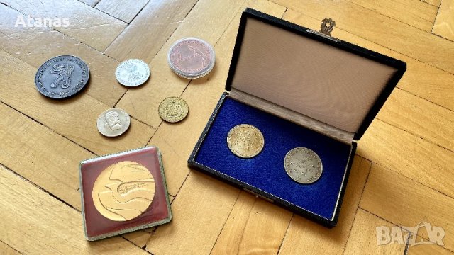 Лот различни монети и плакети