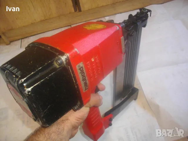 ГОЛЯМ СТРОИТЕЛЕН ПНЕВМАТИЧЕН ТАКЕР ЗА СКОБИ 65-120мм ПРОМИШЛЕН ИНДУСТРИАЛЕН HAUBOLD НЕМСКИ 6,0 кг, снимка 12 - Други инструменти - 50170067