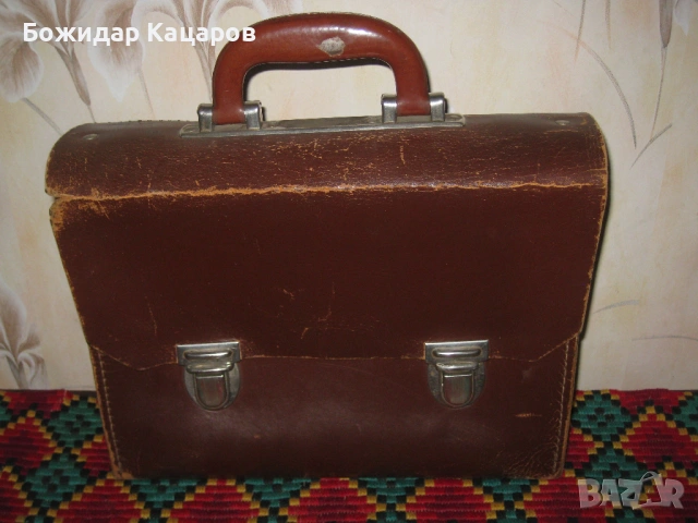 Ретро кожена чанта. Цена- 9 евро. Пращам по Еконт.