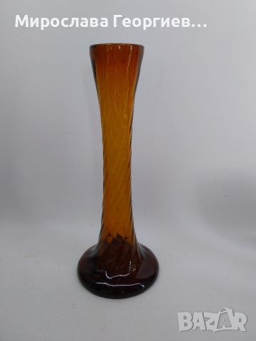 Стара масивна стъклена ваза в кехлибарен цвят, 26 см висока, снимка 1 - Вази - 45502567