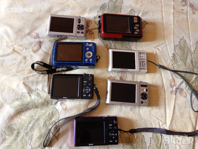 Предлага се сет от фотоапарати.