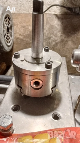 Продавам умиверсал 100 мм с 4 челюсти с фланец и конусна опашка за Морз 3