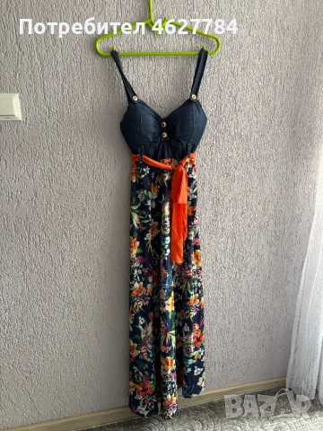 Стилна дамска рокля с флорален десен.