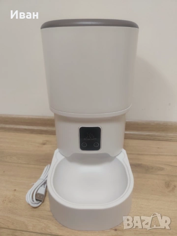 Продавам автоматична хранилка за домашни любимци 