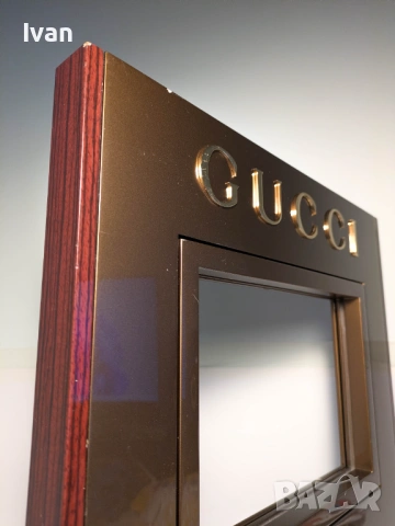 Голяма рекламна стойка щанд GUCCI с крило за снимка