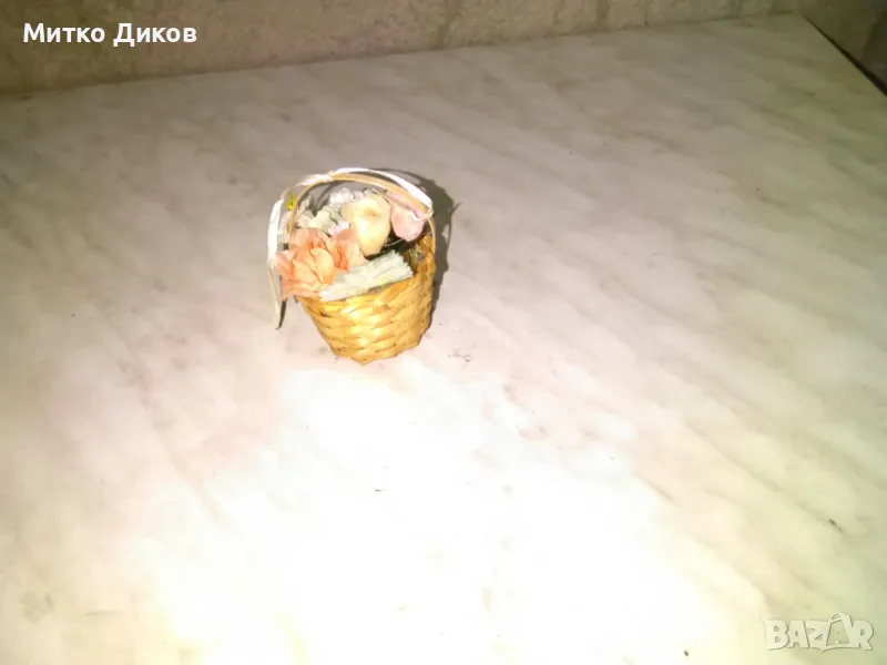 Малка кошничка нова с изкуствени цветя, снимка 1