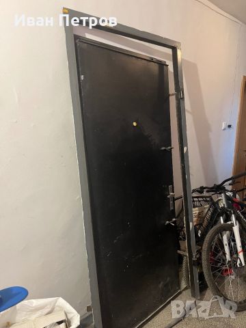 Метална врата с каса 