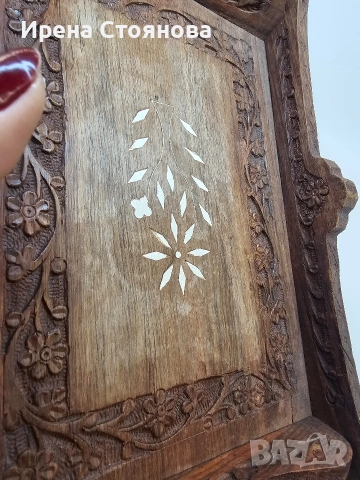 Винтидж табла за сервиране с ръчно резбовани флорални елементи, произход Индия около 1970 г. , снимка 4 - Декорация за дома - 53391619