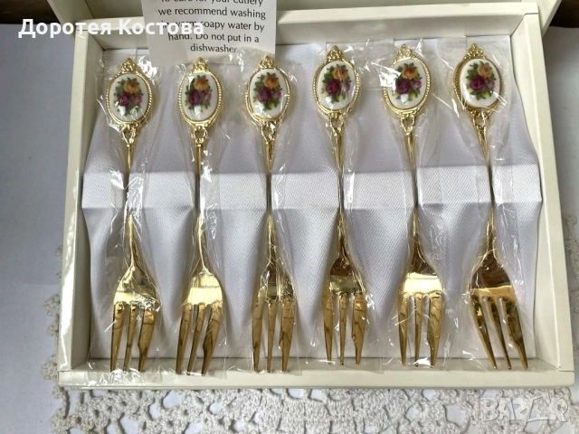ROYAL ALBERT красиви нови позлатени вилички от Англия с порцелан