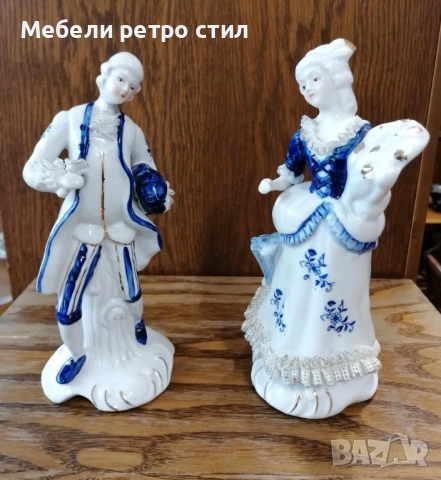 Красива двойка порцеланови фигурки в бяло и кобалтово синьо със златисти акценти.