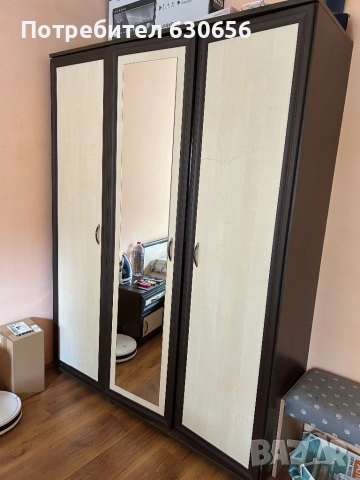 Спалня с гардероб и две нощни шкафчета 