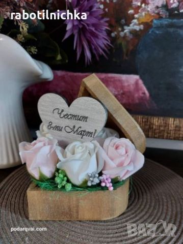 Дървена кутия сърце със сапунени цветя в бяло и розово и гравирано пожелание, снимка 1 - Сувенири от дърво - 45616535