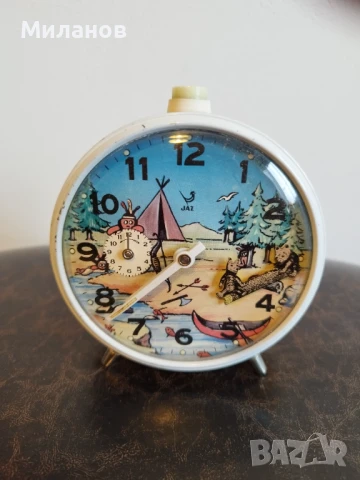 Стар механичен будилник, настолен часовник