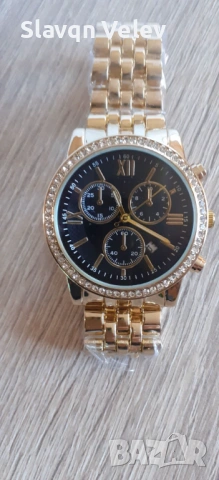 Красив златист часовник