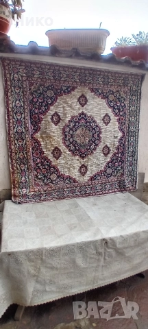 Стар плюшен ковьор за стена