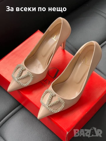 Valentino Дамски Бежови Обувки На Ток С Лого С Кристали Валентино Код E471