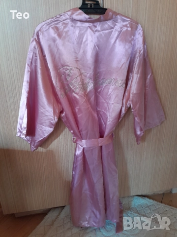 Розов сатенен халат за шаферка с надпис от камъни + подарък лента, снимка 5 - Други - 52933475