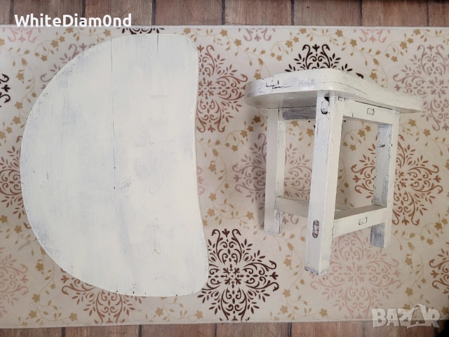 2бр. трикраки дървени столчета 