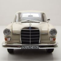 Mercedes 200 Universal Kombi 1966 - мащаб 1:18 на Norev моделът е нов в кутия, снимка 8 - Колекции - 45508798